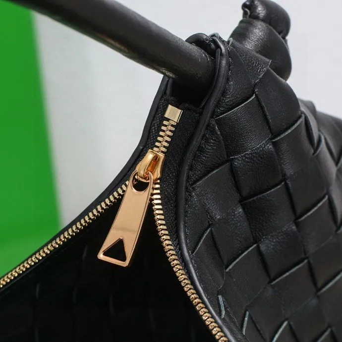 Batch 1260 BV has released a new product. The large size TURN #recommended new hot style is still the classic woven logo that we can recognize at a glance. It is really a unique shape that is both familiar and unfamiliar! Made of sheepskin weaving, with beautiful gold beads on the shoulder straps for free adjustment. You can switch between shoulder and handbags at will. It has a concave and convex shape anytime and anywhere. It is a practical king with a unique personality. With the right color combination, it can be sweet or salty. It is full of style. The summer catwalk style is beautiful. Hurry up and pull it out. Large size: 40*3*24, model: 6699-3#